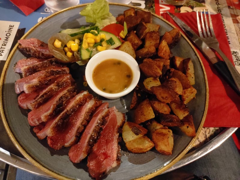 Magret de Canard Français, Sa Sauce au Poivre et sa purée maison  - Le Duo D&S, Paris