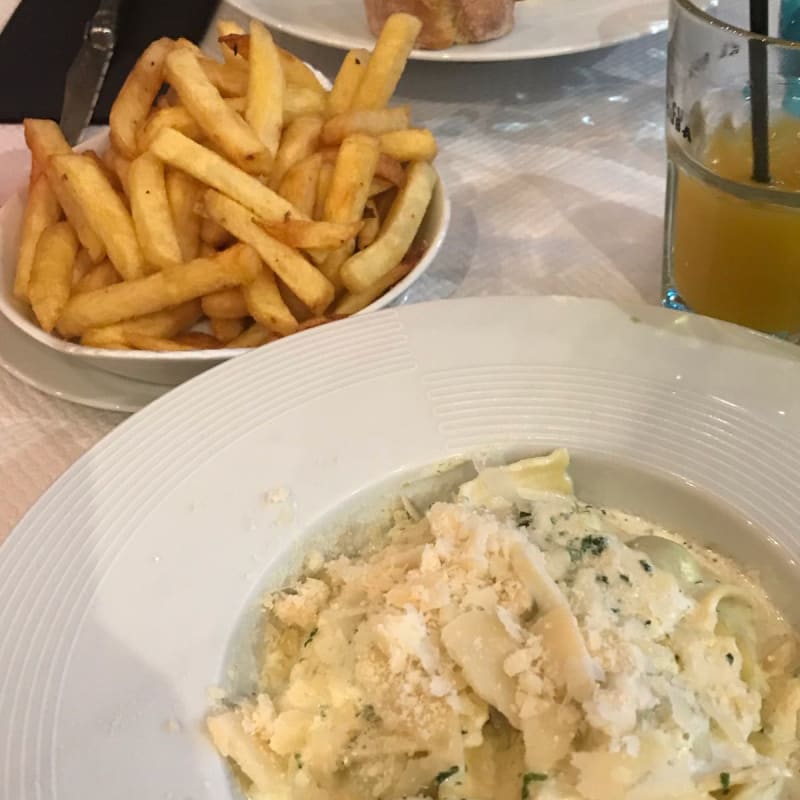 Épinard et ricotta ravioli-sauce crémeuse - Le Chat qui Prise, Versailles