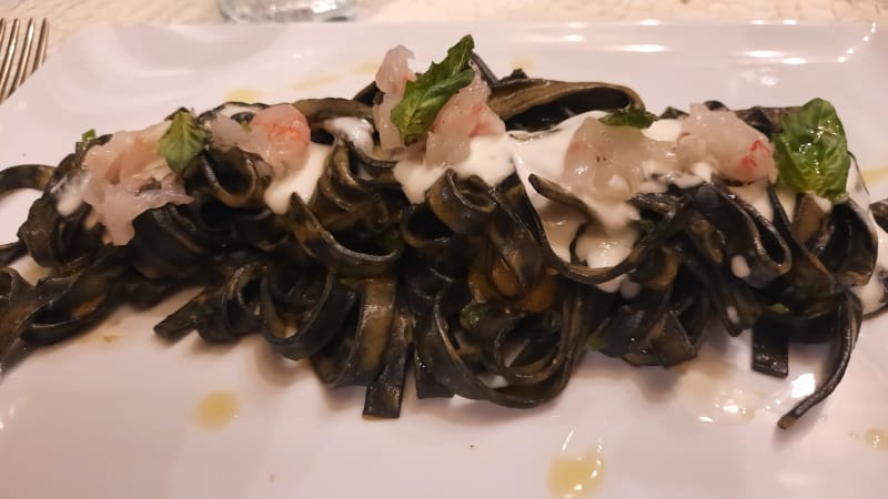 Fettuccine al nero di seppia con tartare di gambero rosso e burrata - Villa Petrinum