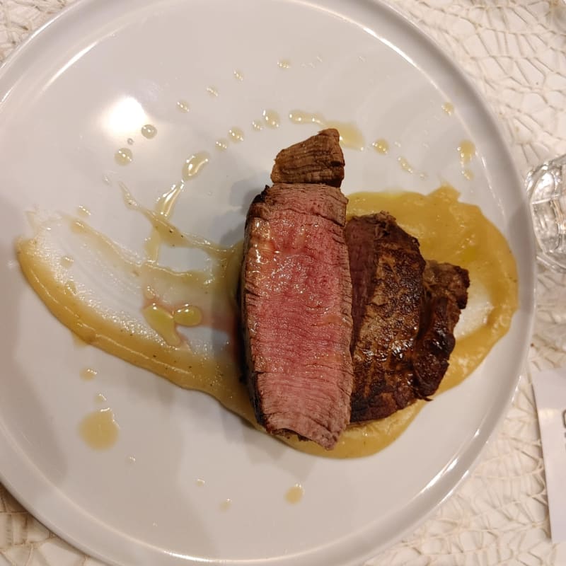 Filetto di manzo su letto di crema di ceci - Villa Petrinum