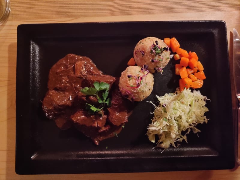 Gulasch di toro, Canederli e cavolo Cappucio - Osteria Ciastel