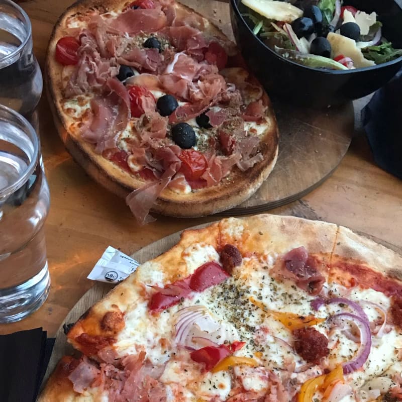 Brushetta avec sa petite salade et pizza ibérique - Central Parc, Saint-Maur-des-Fossés