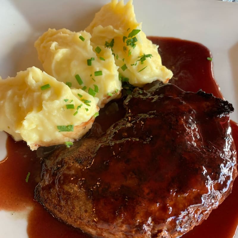 Foie de veau, sauce au vinaigre de framboise et purée maison/ cuisson parfaite  - Le Petit Médicis, Paris