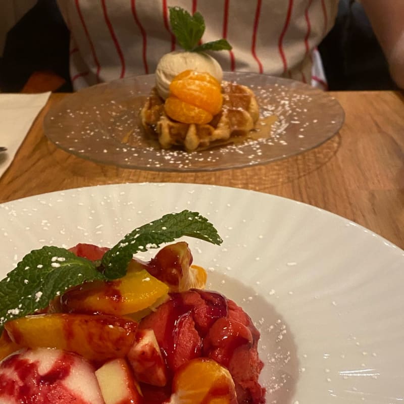 Palette de glaces aux fruits de saison et gaufre de liège  - P'tit Musset, Paris