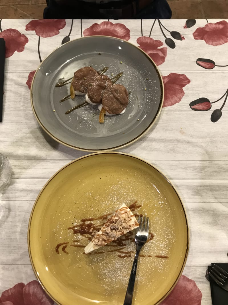 Cannolo scomposto e cheesecake al caramello salato - Hostaria Terre Rosse, San Gimignano