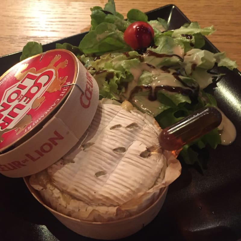 Formaggio camembert sciolto con miele in boccetta, insalata! - Le Tire-Bouchon, Paris