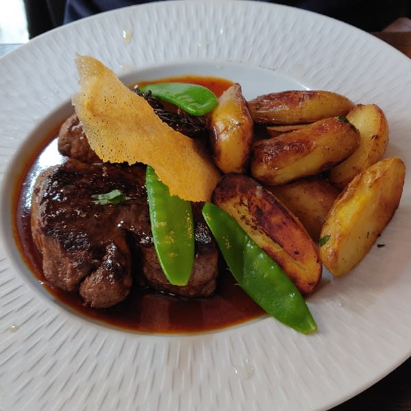 Plat du jour dans un menu à 18€ avec entrée et dessert. Viande très tendre dans son jus et ces petites pommes de terre un délice ! - Le 46, Paris