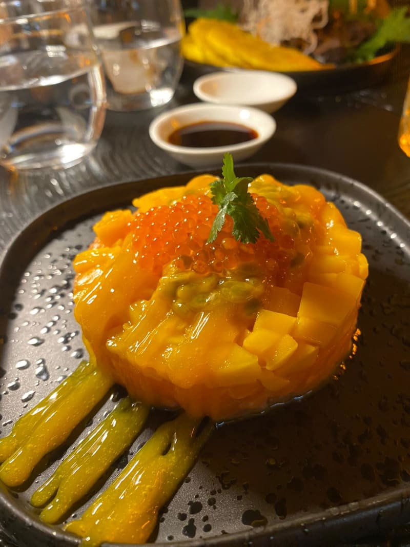 Tartare di salmone, salsa al mango, frutto della passione e uova di salmone - Sushi&Sound, Milan