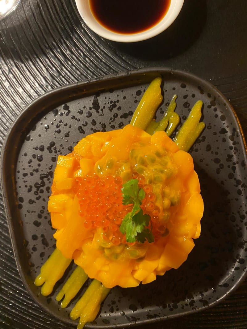 Tartare di salmone, salsa al mango, frutto della passione e uova di salmone - Sushi&Sound, Milan