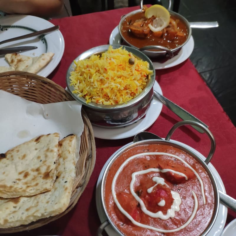 Nos pedimos un tika masala de pollo sin picante y otro de gambas medio picante muy sabroso. El arroz espectacular también. - Himalayan Tandoori, Madrid