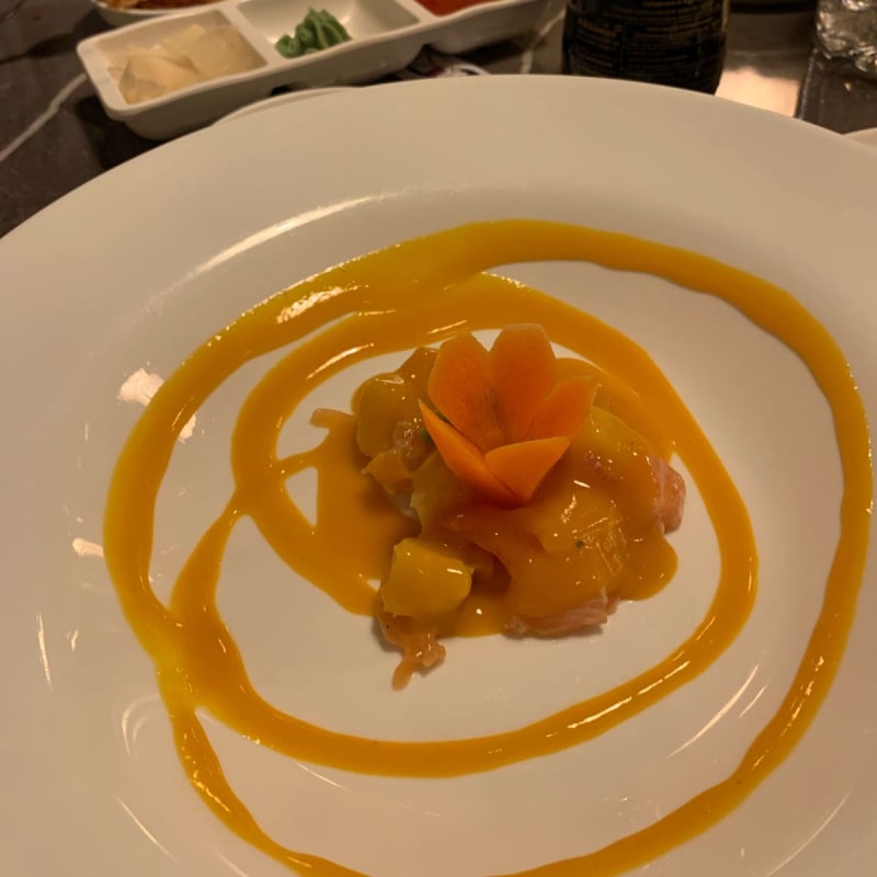 Tartare di salmone, pomodorini, carote, mango e salsa mango - Taiyo 6