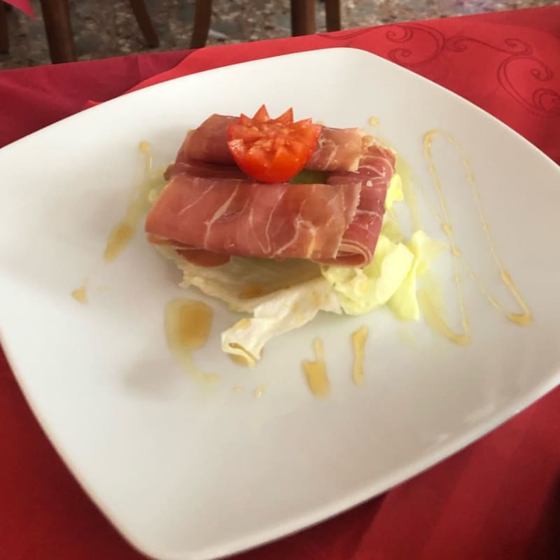 Involtini di prosciutto con all’interno formaggio, su di una foglia d’insalata ed un filo di miele - Gusto Cilento