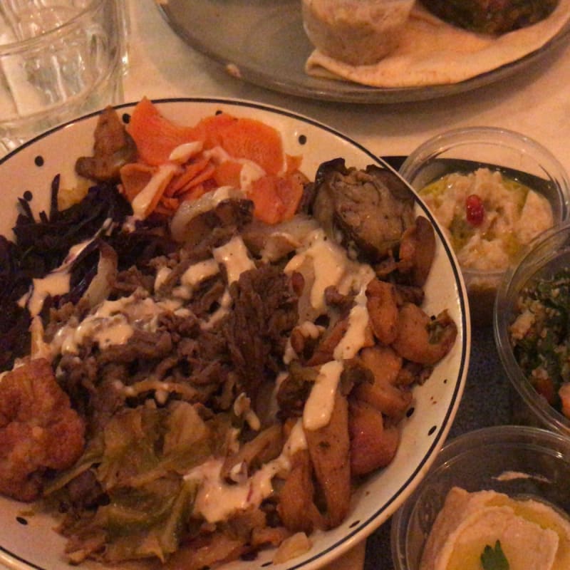 21,50€ pour ce plat et 3 mezzes. Bon, frais mais cher pour ce que c'est (tarif idem qu'un vrai restaurant libanais et non un fast food) surtout avec des barquettes en plastique et assiettes ébréchées ! - Libshop - Lebanese Street Food, Paris