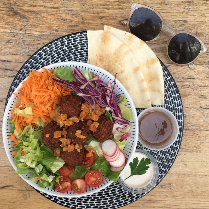 Délicieuse Pita avec houmus et autres sauces délicieuses. Pour en savoir plus, rdv sur Instagram @eating.in.paris - Libshop - Lebanese Street Food, Paris