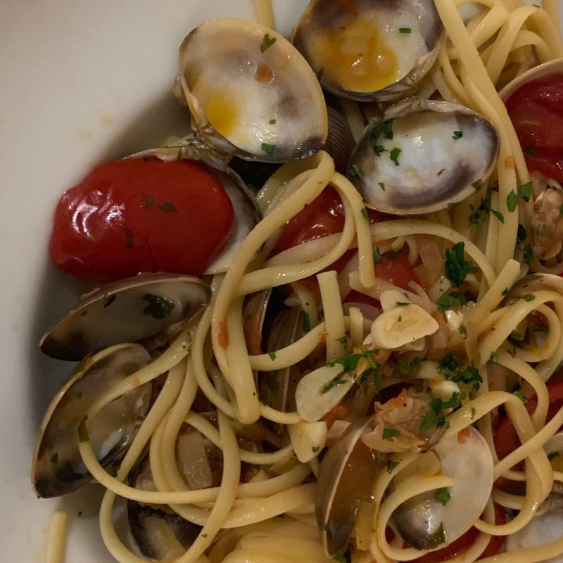 Tallarines con almejas al vino con tomates y ajo y perejil - Vía Margutta, Barcelona