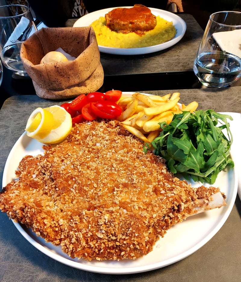 Cotoletta alla milanese con rucola e pomodorini - The Hall  Bar & Restaurant by “UNA cucina”, Milan