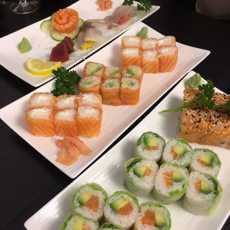 Maki saumon fromage, maki vert saumon avocat, california roll saumon avocat, assortiment de sashimis - Le Samurai