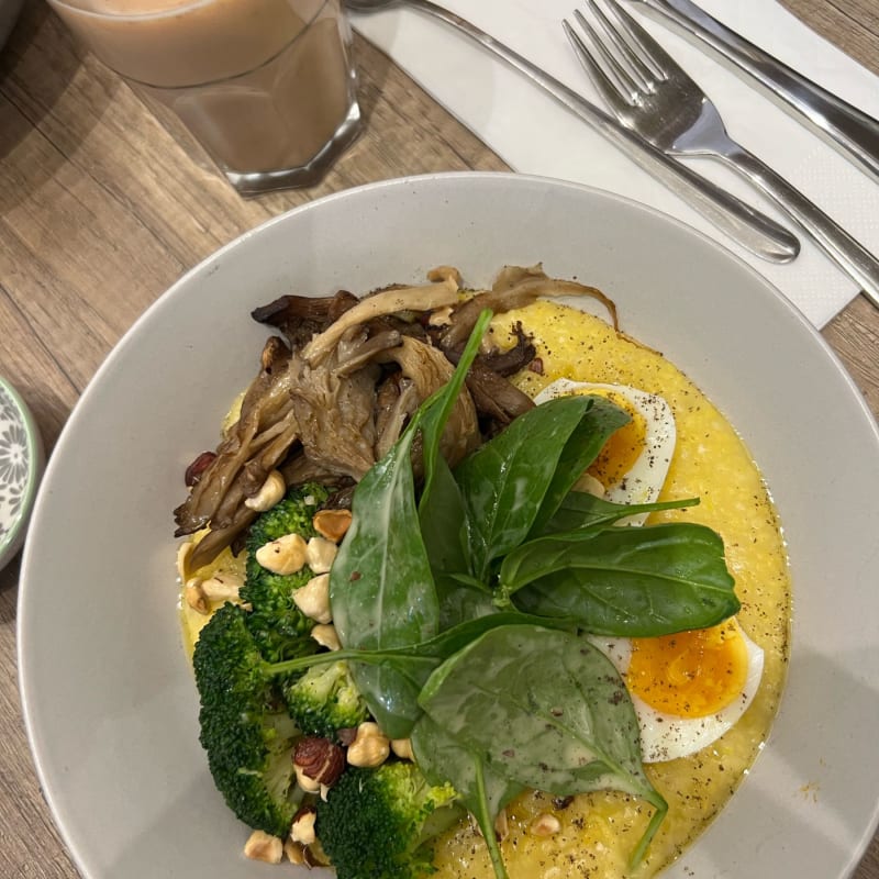 Polenta au gruyère, pleurotes noisettes oeuf et épinards frais - L'Echo, Lausanne