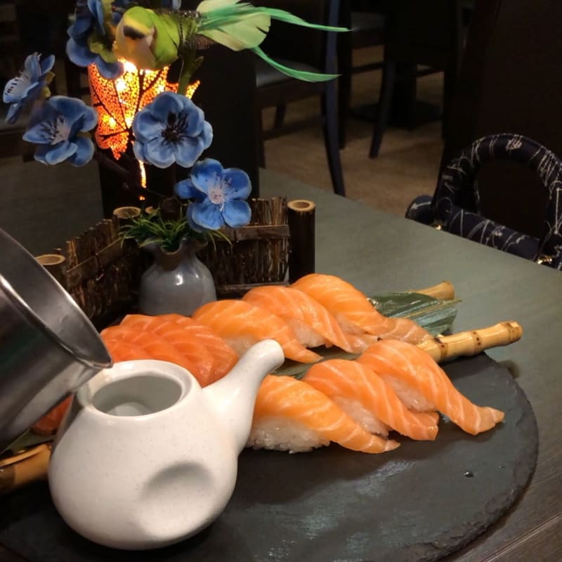 Sashimi di salmone e nigiri sake - You Sushi, Venice