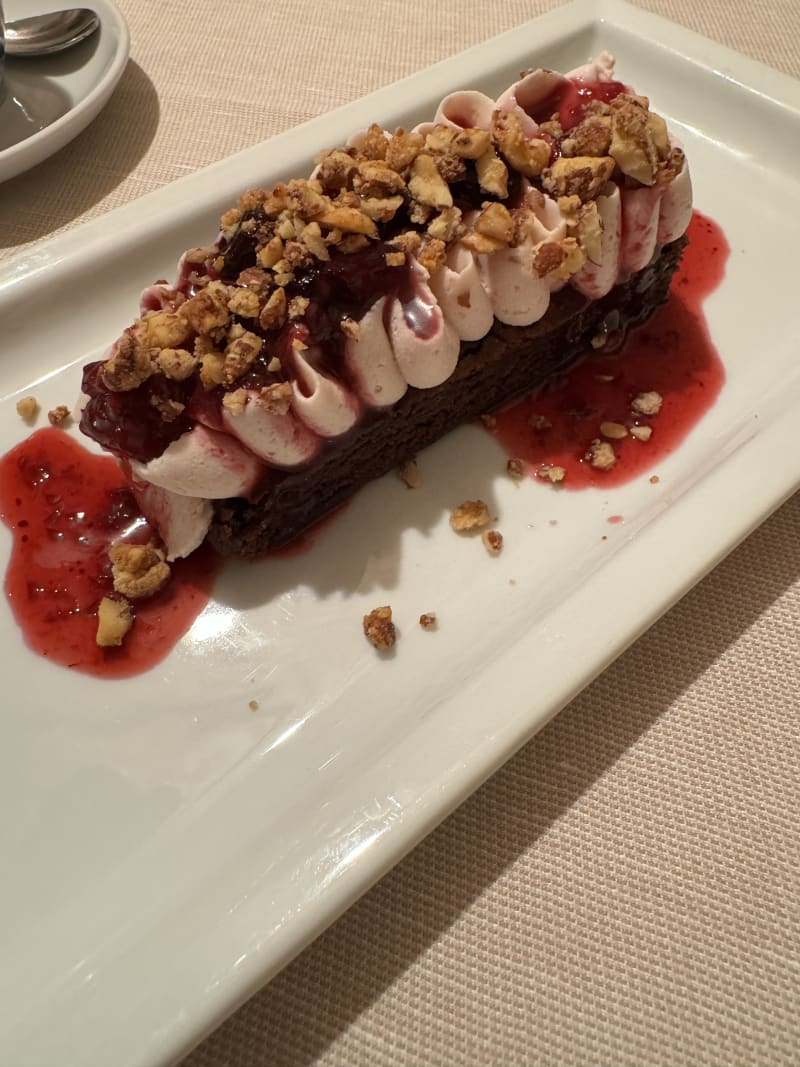 Brawnie al cioccolato speziato, mousse ai lamponi e salsa ai frutti di bosco - Ristorante Museum, Alba