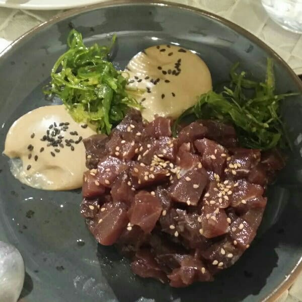 Un plato riquísimo. Sobre todo al mezclar la mayonesa de ajo negro con el tartar. - Sazón-Arte, Madrid