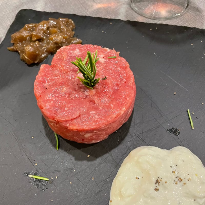 Carne cruda cipolla caramellata e stracciatella - Al Marmo, Genoa