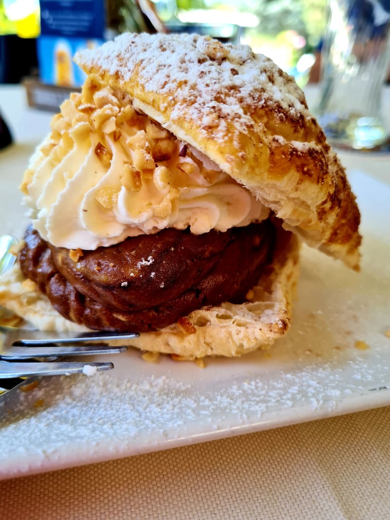 Bocca di leone con mousse gianduia e panna - De Santi