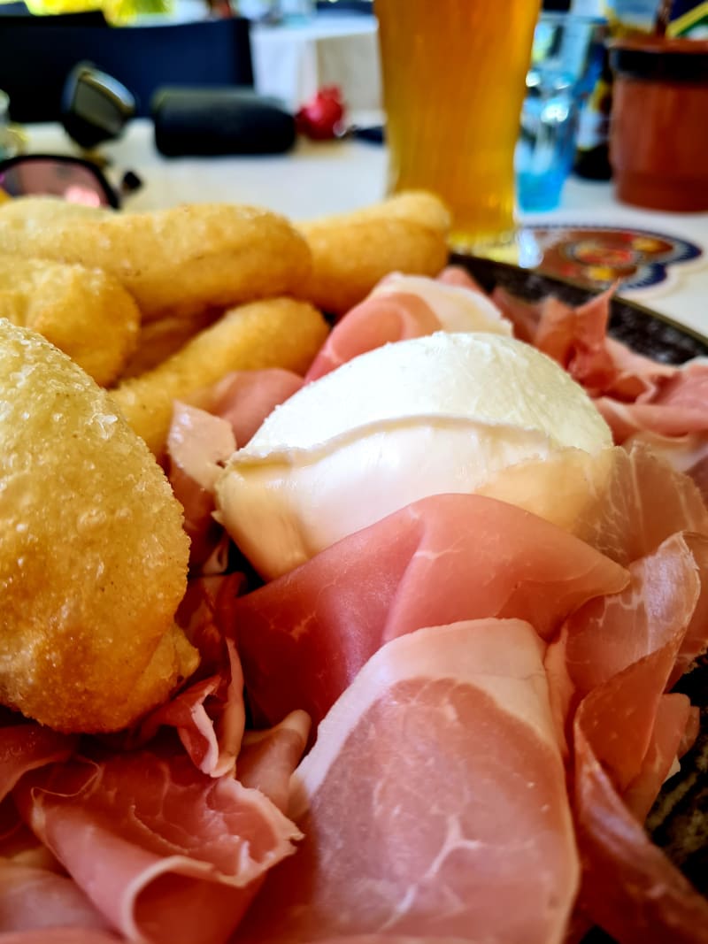 Chiacchiere fritte con crudo e bufala - De Santi