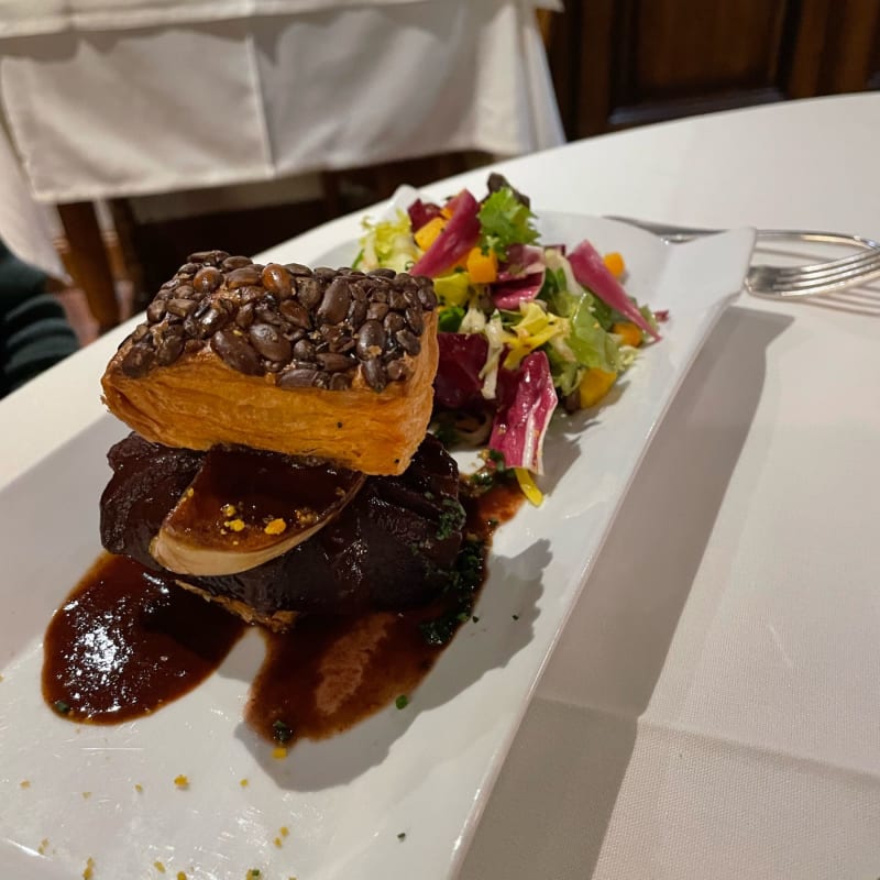 Foie gras poêlé sur poire au vin rouge  - Hostellerie Saint-Florent