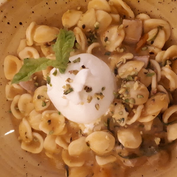 Orecchiette con pomodorini gialli, cubetti di tonno, burrata e granella di pistacchio - La Biglietteria, Bari