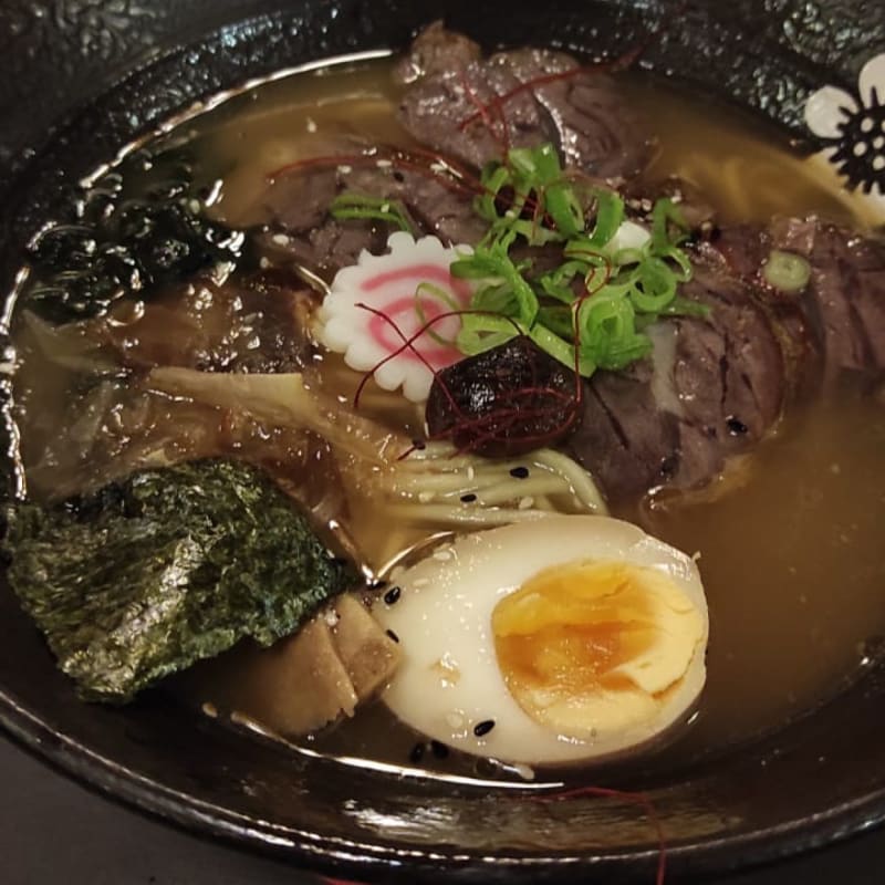 Ajisen Ramen (fideos con caldo de ternera ,carne de ternera guisada, algas, surimi, setas, bambú y huevo) - Ramen-Ya Ajisen, Barcelona