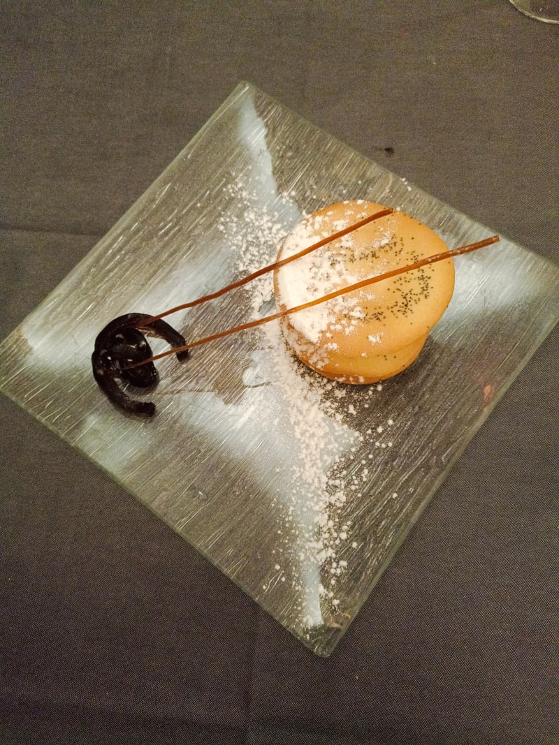 Helado de aceite de oliva picual sobre polvo de bizcocho y galleta crujiente de sésamo negro - La Taberna de Antioquia, San Lorenzo De El Escorial