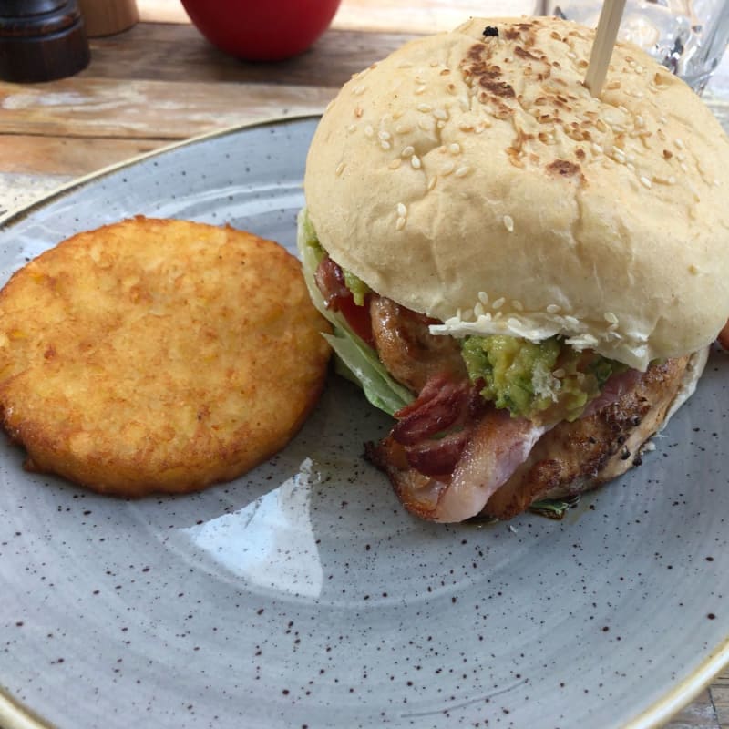 Burger poulet, avocat, bacon et une galette de pommes de terre  - Bistro Burger Montorgueil, Paris