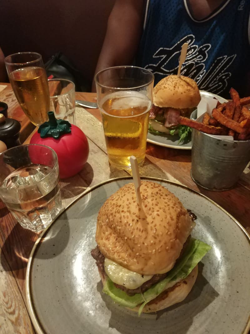 Burger Bacon Cantal et frites de Patates douces - Bistro Burger Montorgueil, Paris