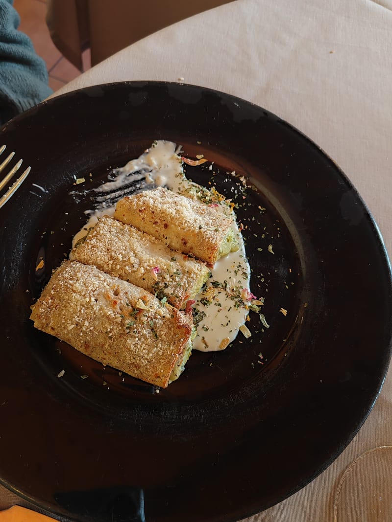 Cannelloni di grano saraceno, farciti con taroz, su fonduta di casera - Osteria del Benedet, Delebio