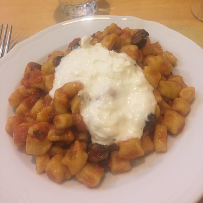 Gnocchi alla puttanesca con burrata - Fett'unta Fiaschetteria, Cortona