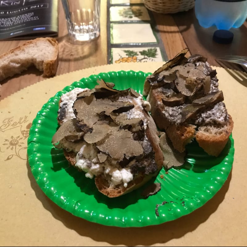 Bruschetta stracchino crema tartufata e porcini con Achille di tartufo fresco - Fett'unta Fiaschetteria, Cortona