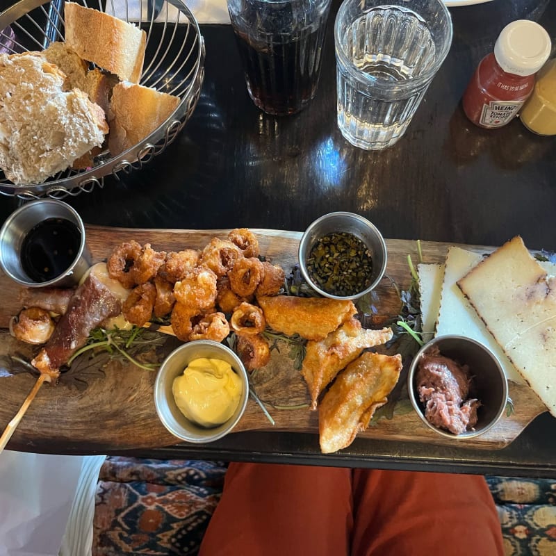 You can choose 4 tapas and they are served on a wooden board. Here are : beef yakitori, fried calamari, chicken gyozas and Iberian cheeses. - La Demeure, Paris