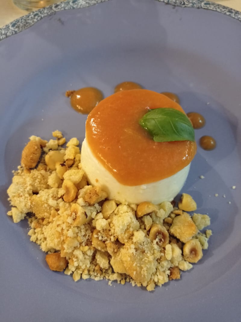 Cheesecake alle pesche con crema di yogurt e crumble alle nocciole - Il Moderno, Perugia