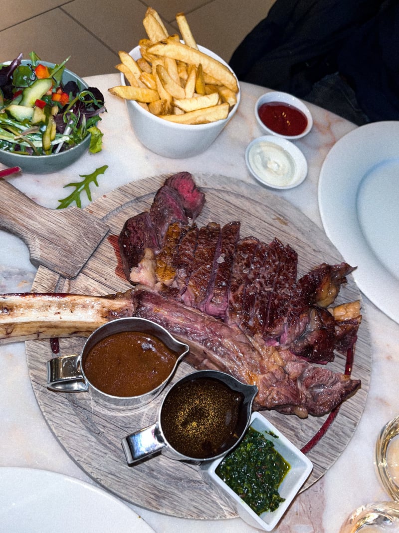 De 800 gr Tomahawk, geserveerd met salade en frieten. - JAQ, Rotterdam