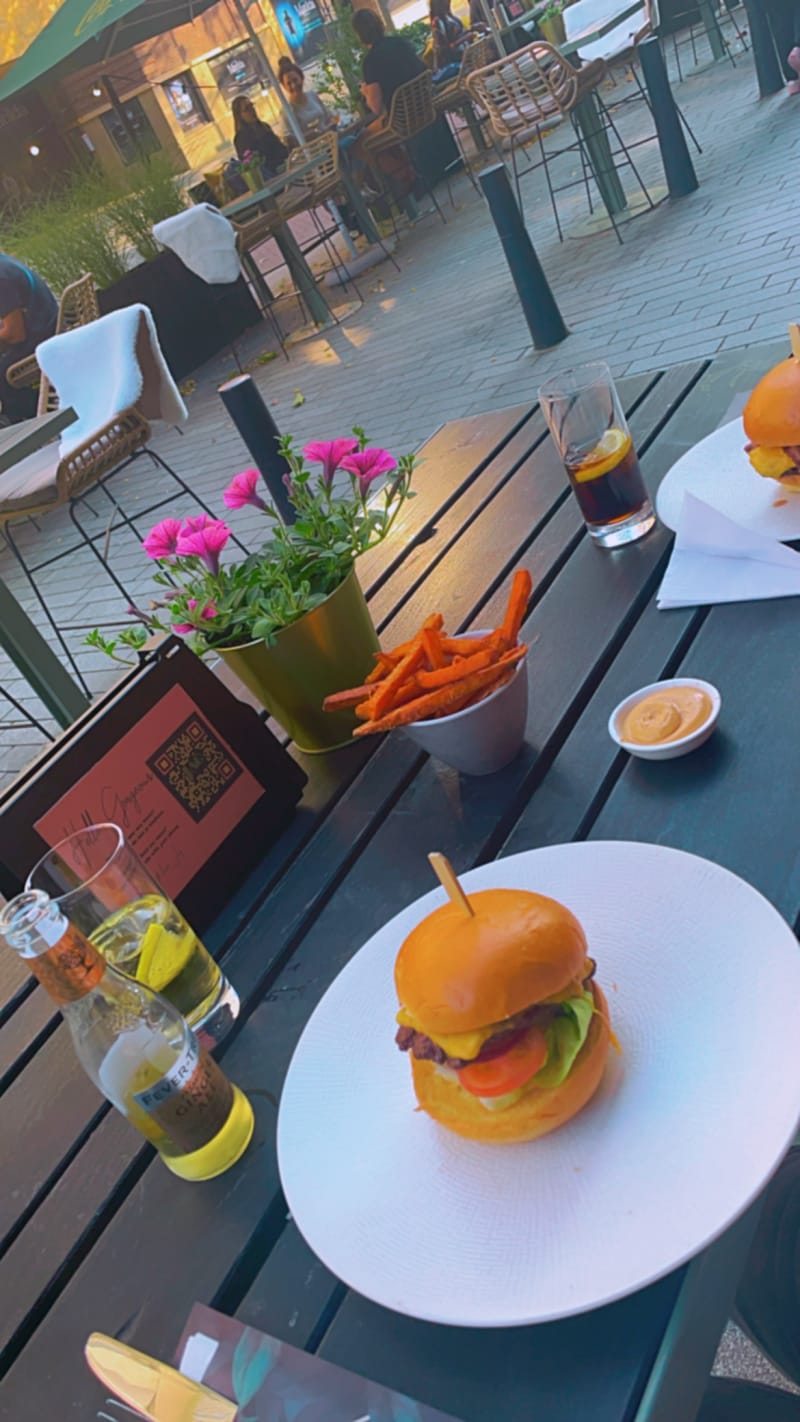 Hamburgers met zoete aardappel friet  - JAQ, Rotterdam