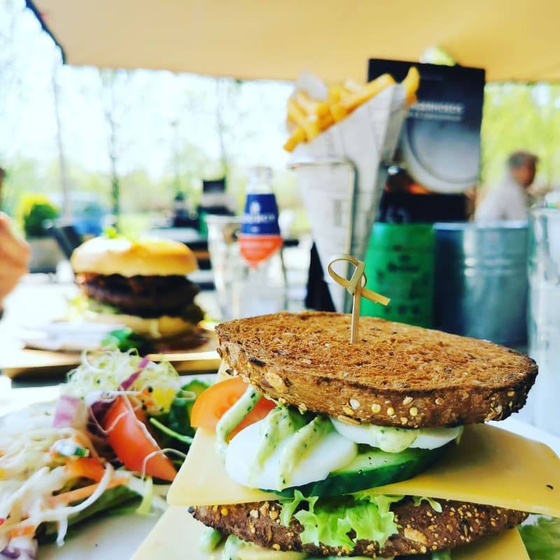 Club sandwich gezond en hamburger van lunchkaart  - Hoeve 1827 - De Verwennerij, Oirschot