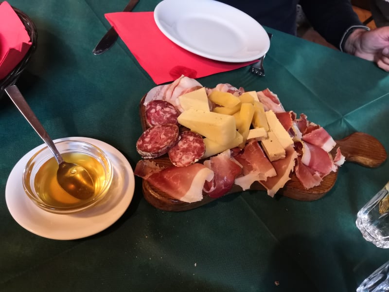 Tagliere Misto Di Salumi E Formaggi - Agriturismo Cazzuffi