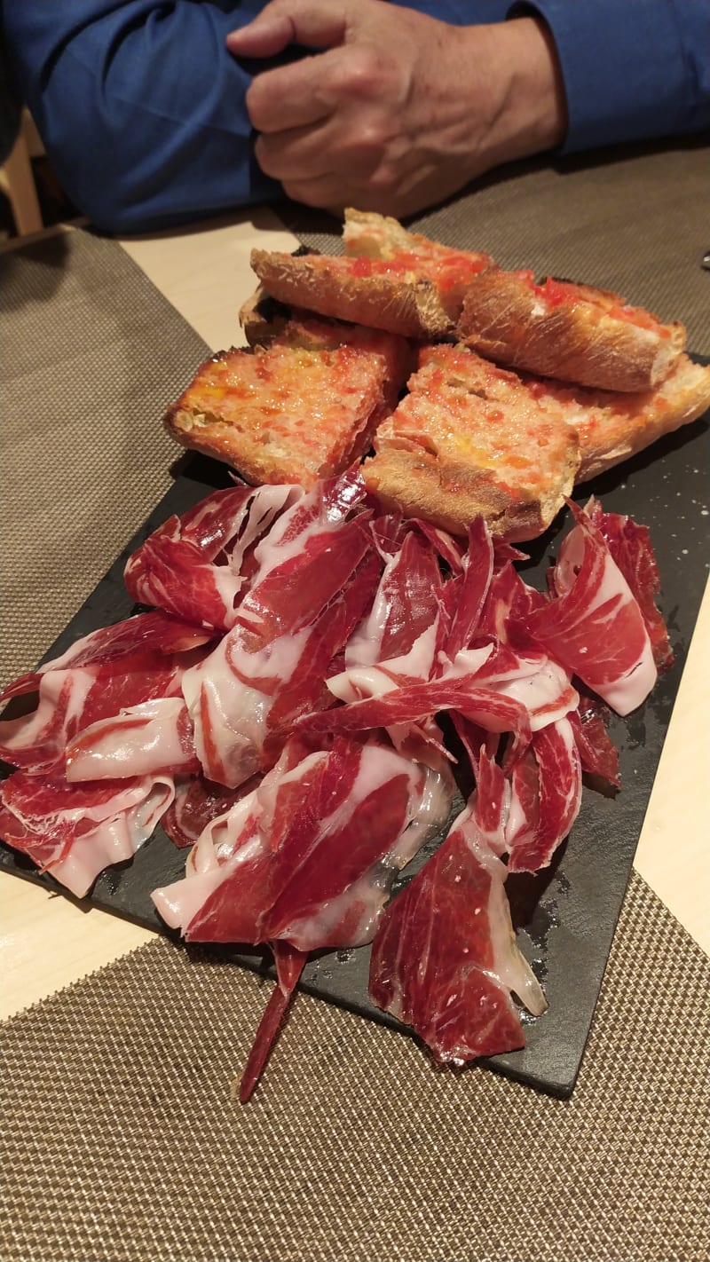 Pa de vidre amb pernil - Saratoga  La Salle, Girona