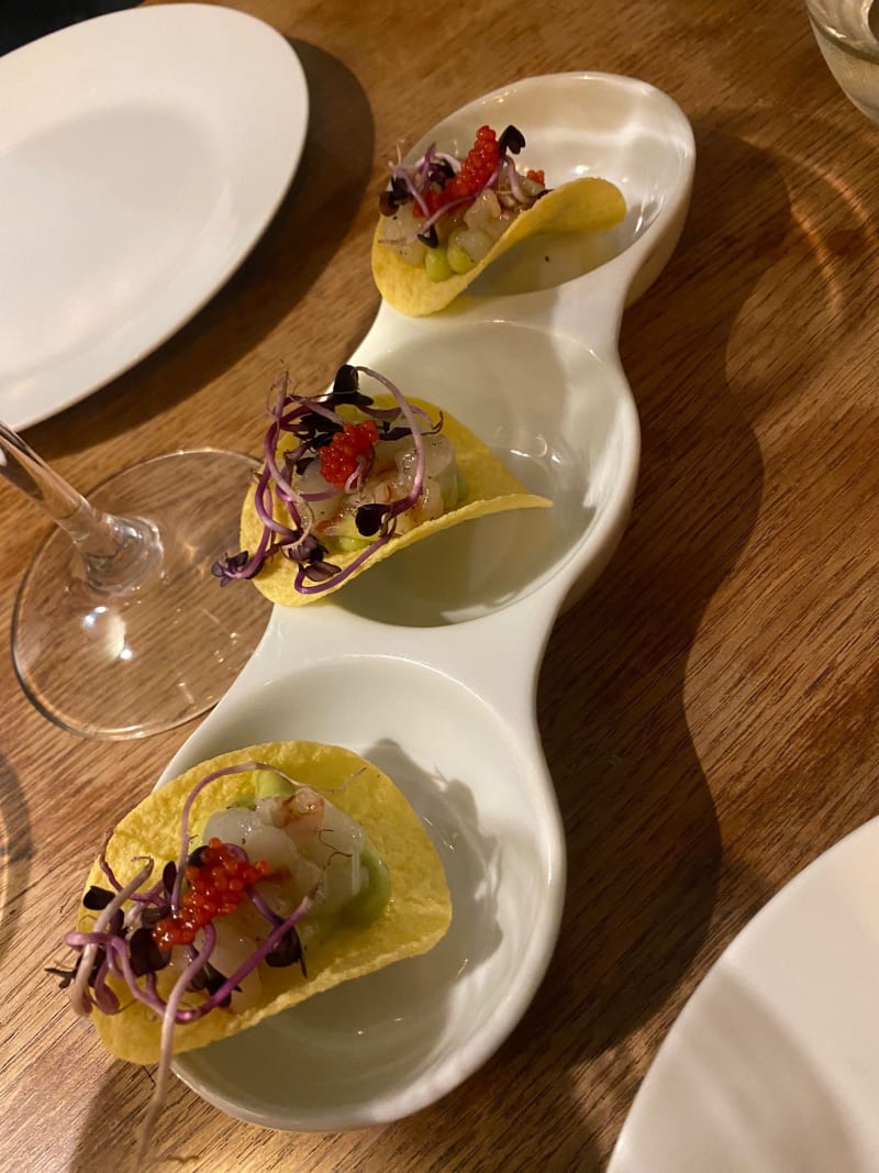 Pringles ripiene con gamberi,guacamole e uova di lompo - Batey Cevicheria Urbana, Milan