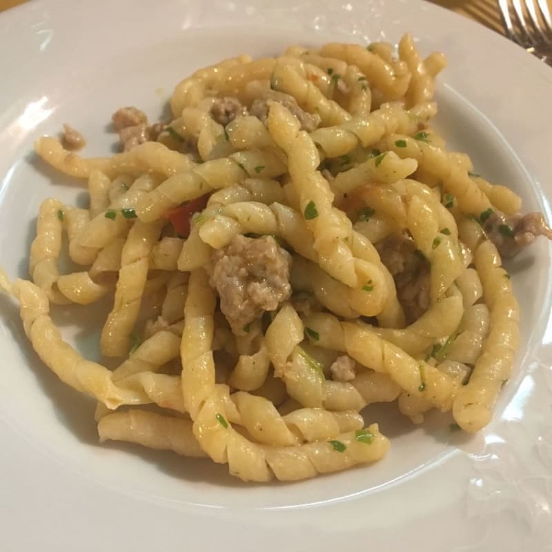 Salsiccia, rucola tritata e pomodorino - Le Cantine dei Petrone, Naples