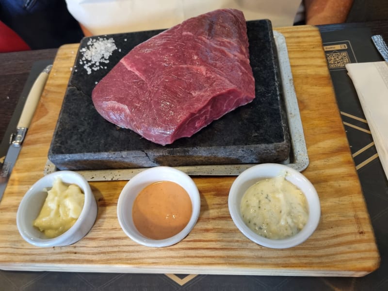 Picanha est un   filet de bœuf sur ardoise - Sel & Braise