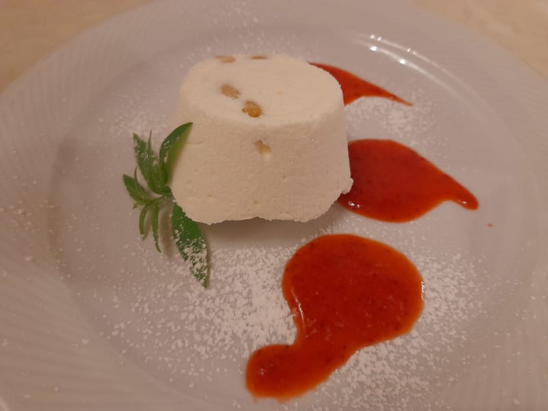 Semifreddo al latte di mandorle con composta di fragole - Corte Bonicella Agriturismo