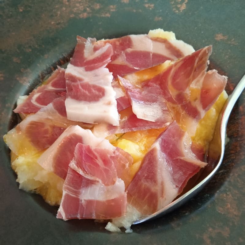 Patatas a la Yema con Lascas de Jamón Ibérico - Los Jardines de la Brasería