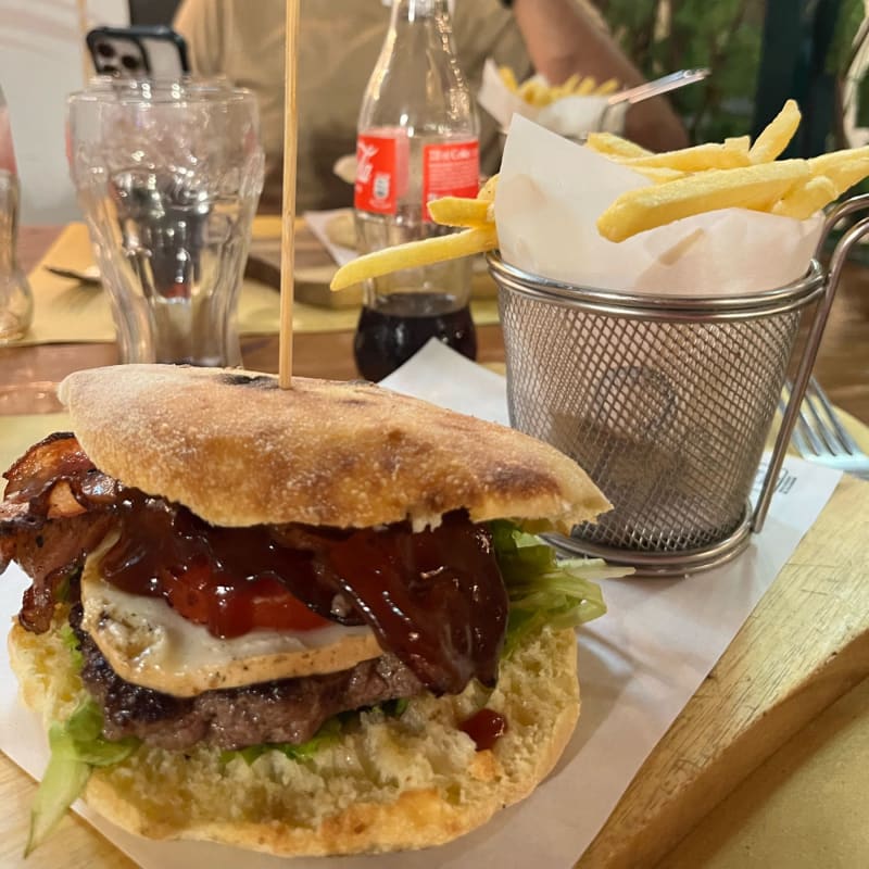 Il panino é servito con patatine, molto buono - BBQ Chianina Station Chianciano Terme, Chianciano Terme